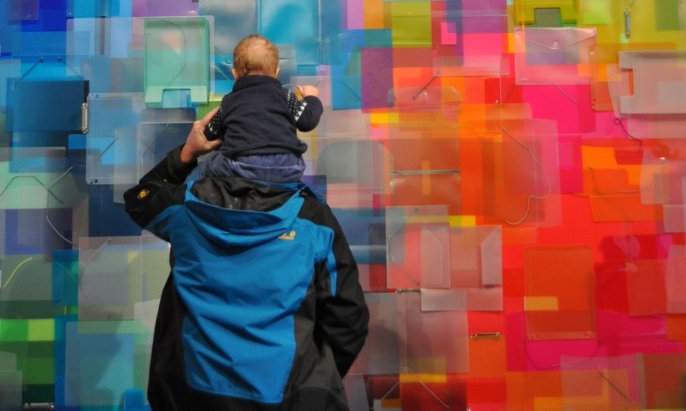 Führung mit Baby im Kunstmuseum Villa Zanders in Bergisch Gladbach. © Ulla Kellerwessel